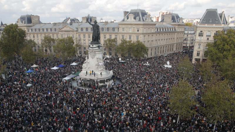 Nekoliko hiljada ljudi u Parizu odalo poštu ubijenom prosvetnom radniku 1