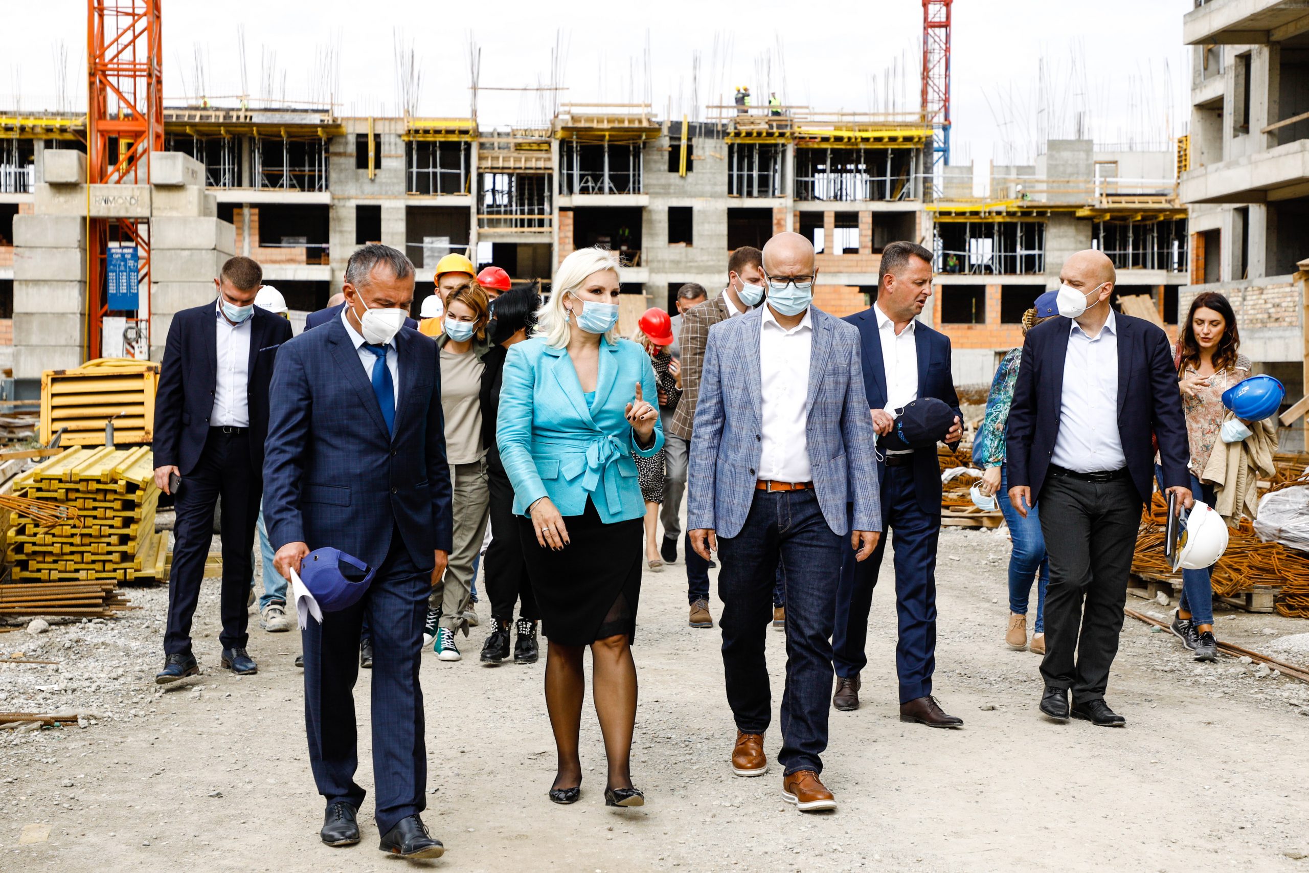 Mihajlović i Vučević obišli gradilište stanova za pripadnike snaga bezbednosti u Novom Sadu 1