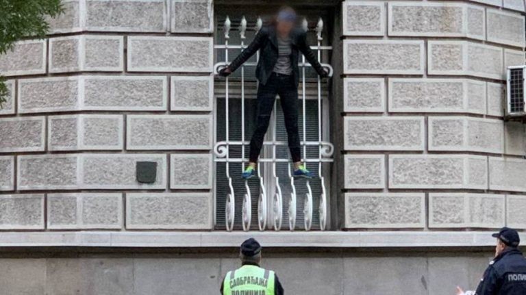 Devojka sišla sa prozora Predsedništva Srbije 1