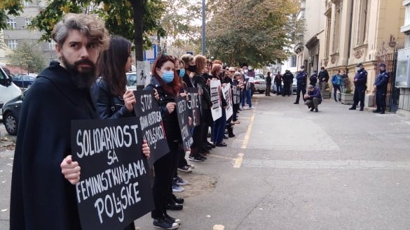 Protest ženskih organizacija ispred Ambasade Poljske u Beogradu 2
