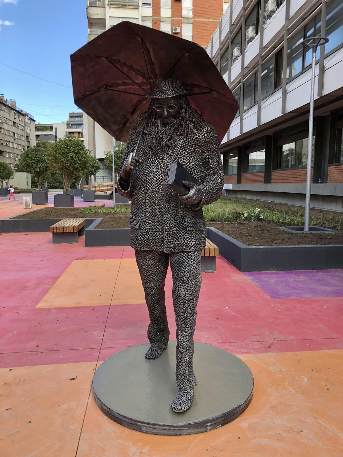Skulptura Raši Popovu postavljena na istoimenom platou 2