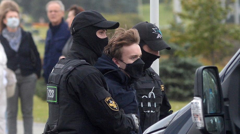 Rojters: Policija vodenim topovima na demonstrante u Minsku 1