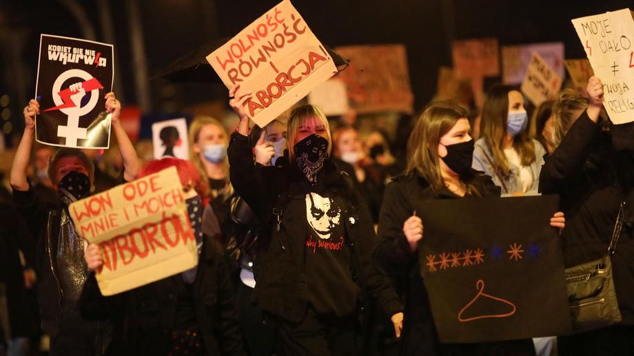 U protestu protiv zabrane abortusa Poljakinje blokirale saobraćaj 1