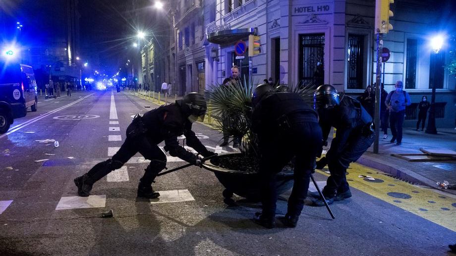 Sukob policije i demonstranata u Barseloni zbog restriktivnih mera 1