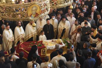 amfilohije Vernici odaju počast Amfilohiju, lekari apeluju na poštovanje mera (VIDEO, FOTO) 2