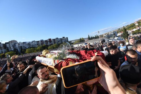 amfilohije Vernici odaju počast Amfilohiju, lekari apeluju na poštovanje mera (VIDEO, FOTO) 5