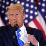 VOA: Tramp na brifingu za novinare tvrdio da na prevaru pokušavaju da mu oduzmu drugi mandat 15