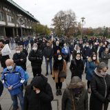 AP: Hiljade na sahrani patrijarha Irineja, mnogi ignorisali mere protiv korona virusa 4