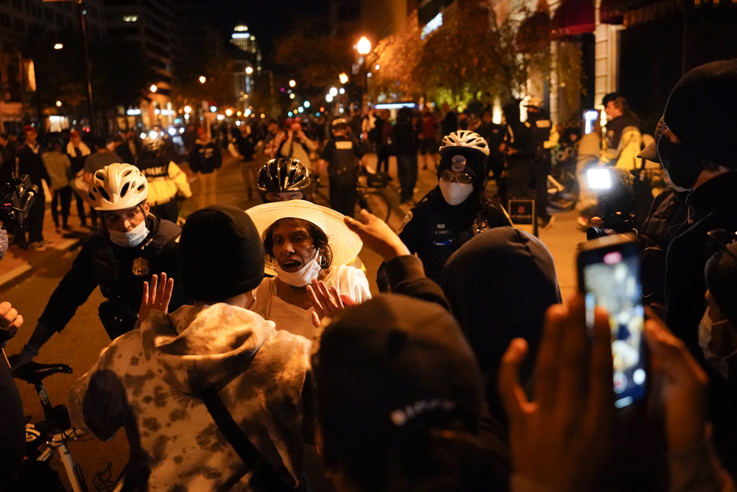 Brojni sukobi Trampovih pristalica i protivnika tokom noći u Vašingtonu 1