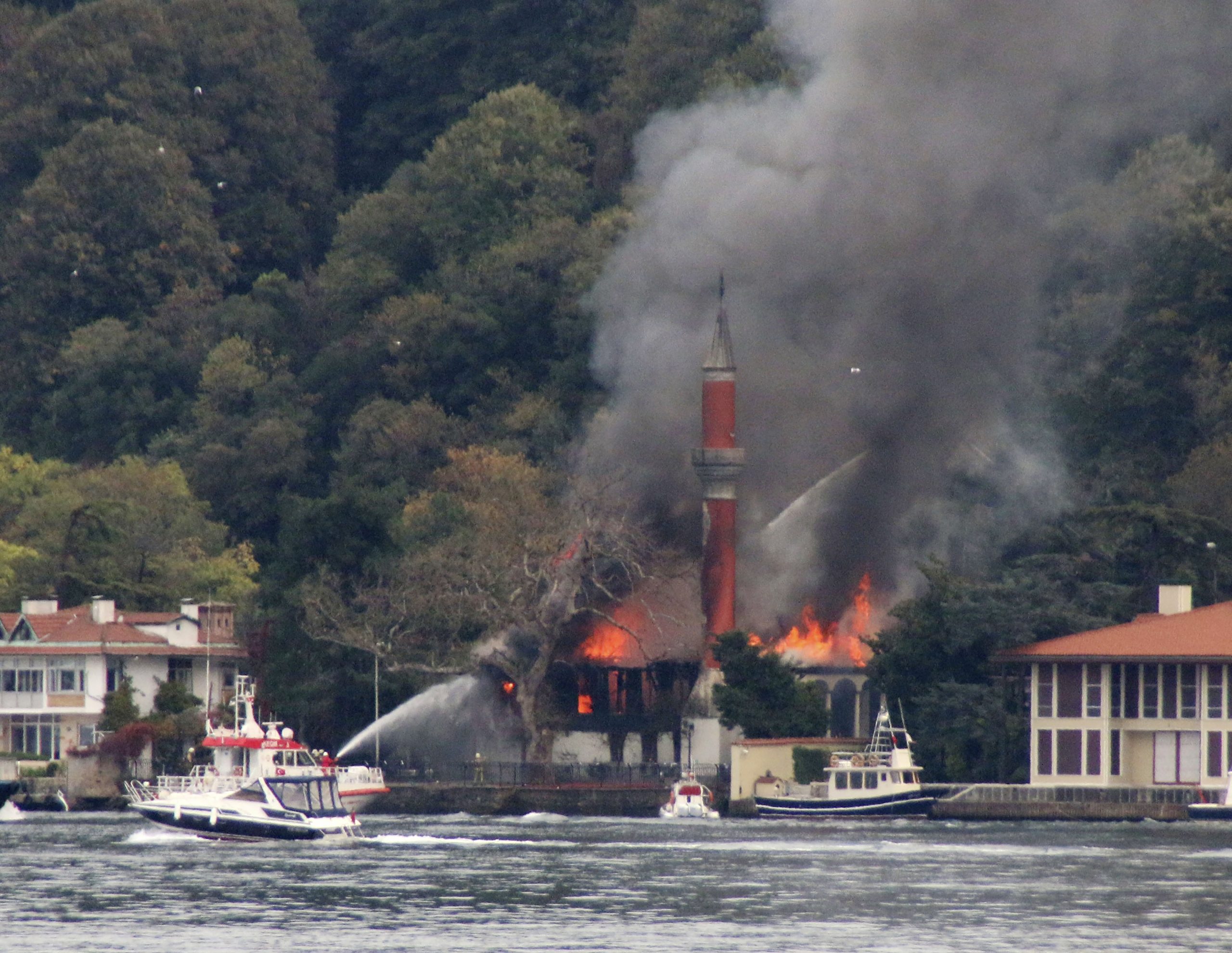 Požar u istanbulskoj drvenoj džamiji iz 17. veka 1