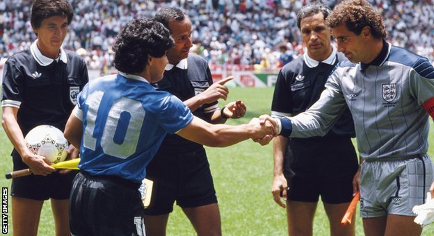 Fudbal i Dijego Maradona: Život argentinske legende u fotografijama 3 Diega Maradona and Peter Shilton shake hands at the 1986 World Cup