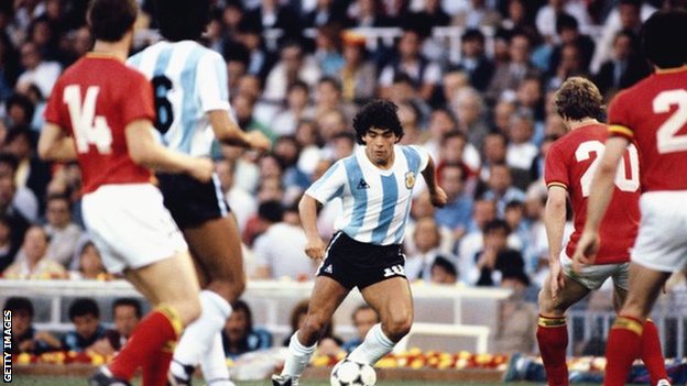 Dijego Maradona i fudbal: Jedna Božija ruka i dve magične noge 1 Diego Maradona