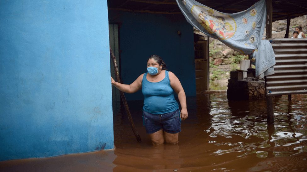 Žena u poplavljenoj kući