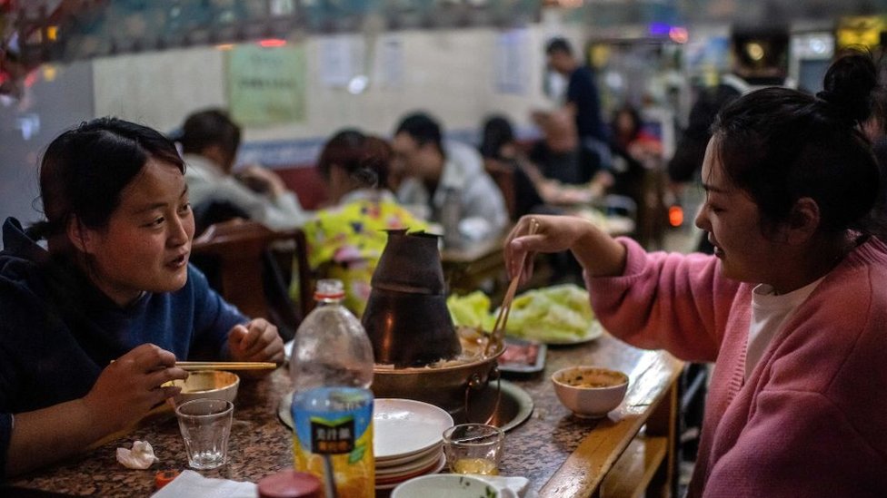 Korona virus: Kako je Vuhan postao najposećeniji grad u Kini 6 People eating at a Beijing restaurant