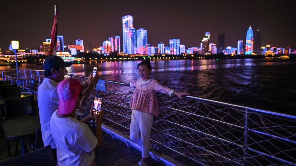 Korona virus: Kako je Vuhan postao najposećeniji grad u Kini 1 Tourists at the riverfront in Wuhan