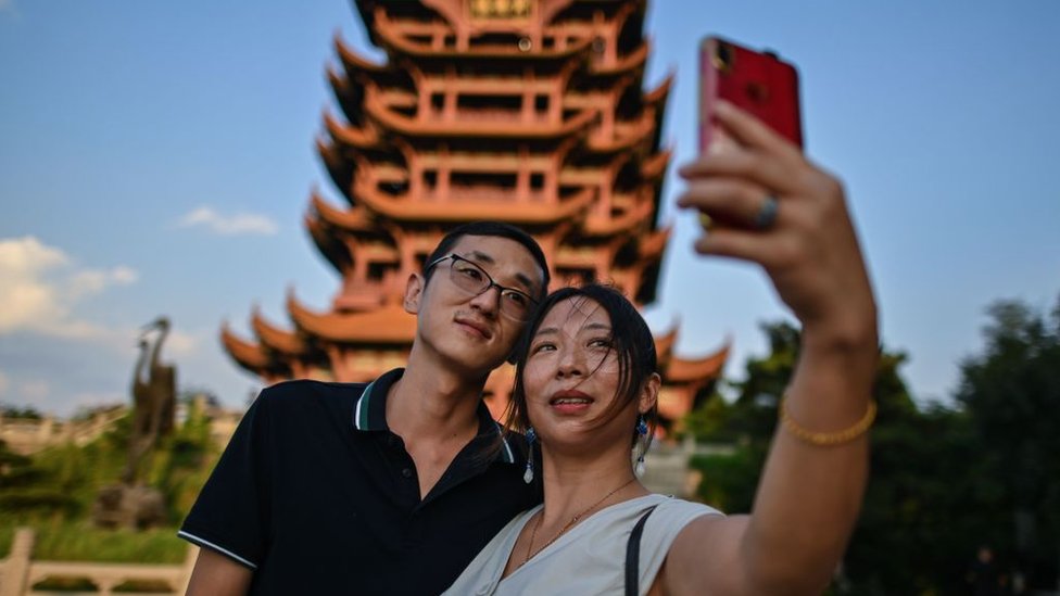 Korona virus: Kako je Vuhan postao najposećeniji grad u Kini 3 A couple sightseeing in Wuhan