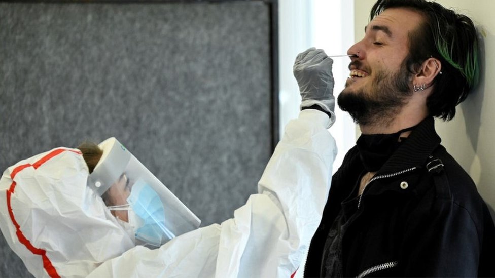 Korona virus: U Srbiji se očekuje više od 2.000 zaraženih dnevno, sve više umrlih i zaraženih u Evropi 2 Swab test in Nizna, Slovakia, 23 Oct 20