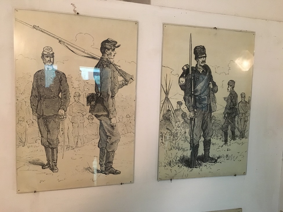 Slika iz Muzeja Timočke bune u Boljevcu - Sa leve strane vojnik stajaće vojske, sa desne narodni vojnik