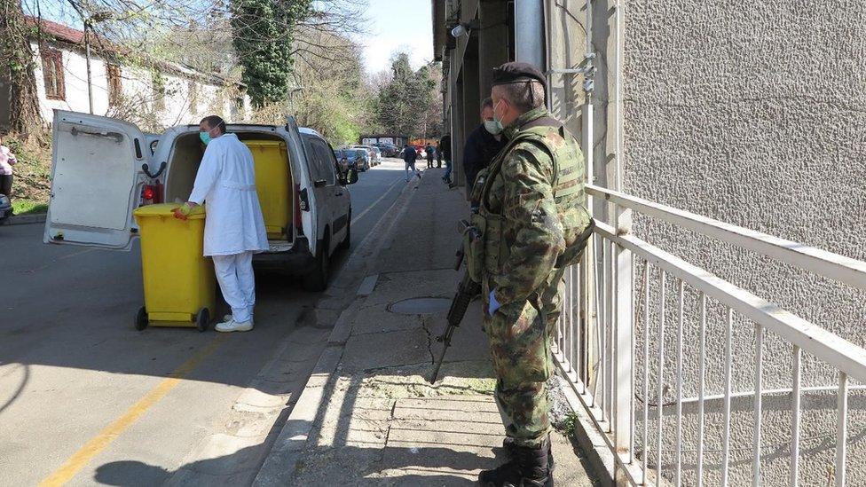 Korona virus i Balkan: Zašto se Evropa zatvara, a zemlje u regionu ne 3 vojnik ispred bolnice