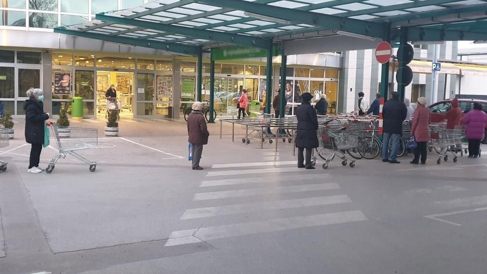 Korona virus i Balkan: Zašto se Evropa zatvara, a zemlje u regionu ne 2 penzioneri u kupovini