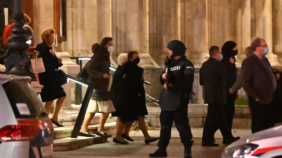 Napadi u Beču: Niz racija u gradu, uhapšeno 14 ljudi - „napadač možda delovao sam" 3 Opera guests leave the state opera under the supervision of armed policemen, in the centre of Vienna on November 2, 2020