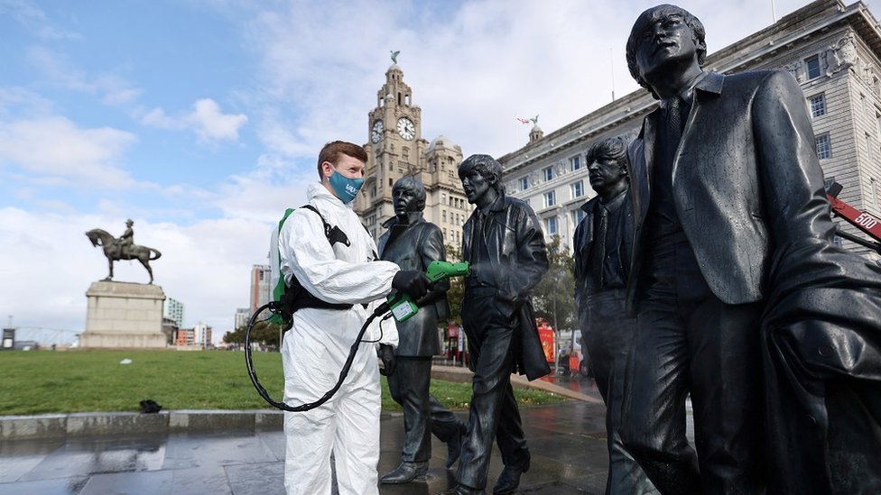 Korona virus: Situacija u Srbiji „sve teža", u Hrvatskoj 34 preminulih, u Liverpulu masovno testiranje 5 A man wearing a face covering cleaning statues of the Beatles