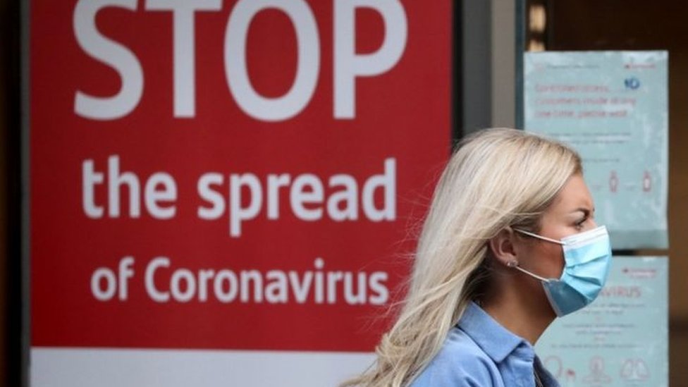 Korona virus: Situacija u Srbiji „sve teža", u Liverpulu masovno testiranje, novi slučajevi zaraze u Kini 1 žena sa maskom