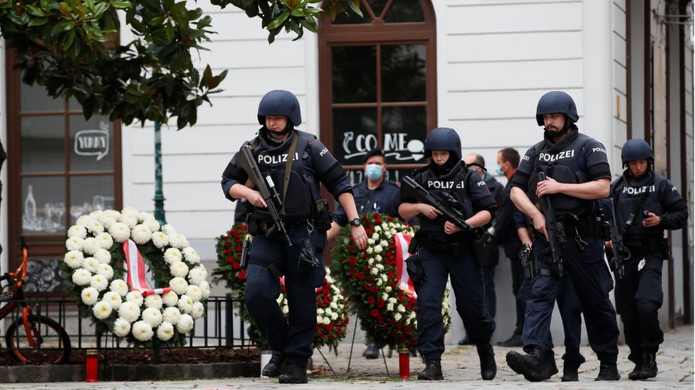 Napadi u Beču: Niz racija u gradu, uhapšeno 14 ljudi - „napadač možda delovao sam" 1 Police officers walk at the site of wreath laying ceremony e in Vienna, Austria November 3, 2020