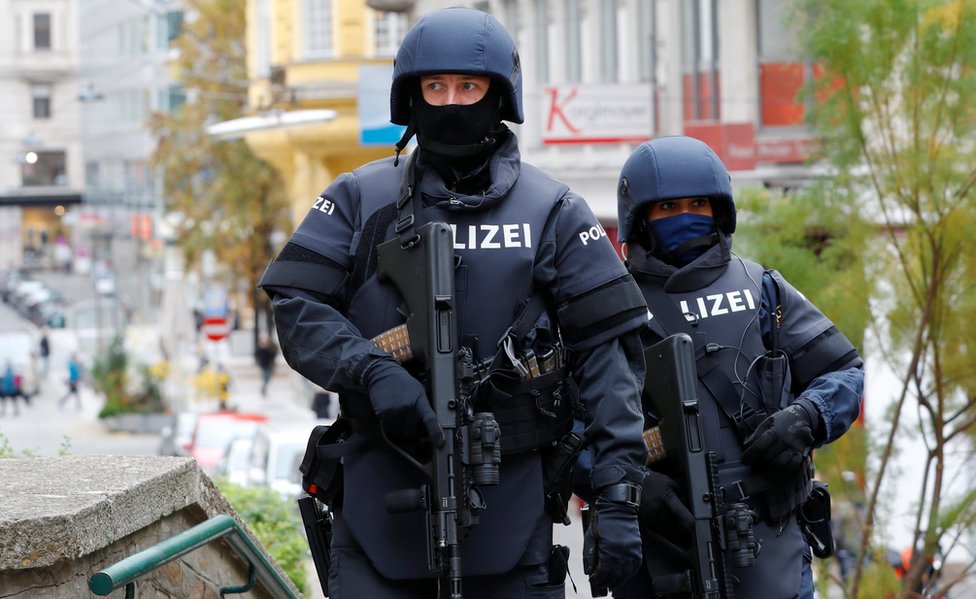 Napadi u Beču: Austrija priznala da nije reagovala na upozorenja slovačke policije 2 Armed police officers patrol near the site of a gun attack in Vienna, Austria, November 4