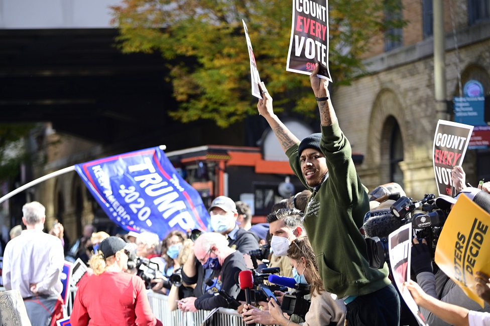 Predsednički izbori u Americi 2020: Bajdenov savetnik tvrdi da Fejsbuk podriva demokratiju, republikanci u kontraofanzivi 4 Supporters of Democratic candidate Joe Biden and Republican candidate Donald Trump face each other as hundreds gather outside the central ballot counting location at the Pennsylvania Convention Center in Philadelphia, PA on 5 November 2020 in anticipation of the results of he historic US Presidential Elections.