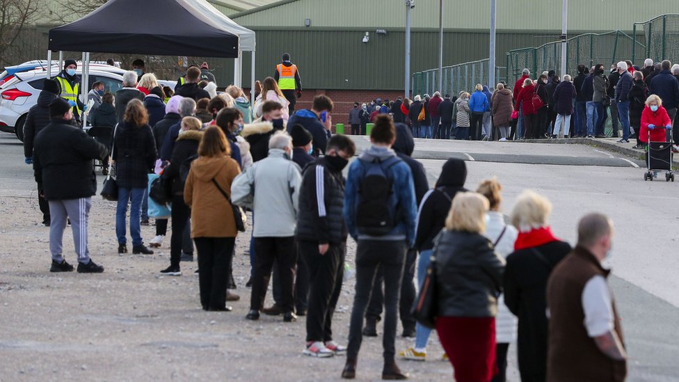 Korona virus: Situacija u Srbiji alarmanta, upozoravaju nadležni - nova zatvaranja širom Evrope 4 Queues outside a Liverpool testing site