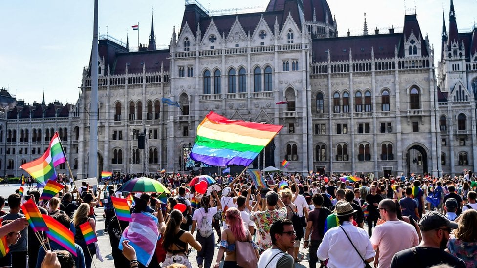 ljudi na paradi ponosa ispred mađarskog paralmenta