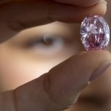 Drago kamenje: Najveći dijamant ikada stavljen na aukciju prodat za 26,6 miliona dolara 6