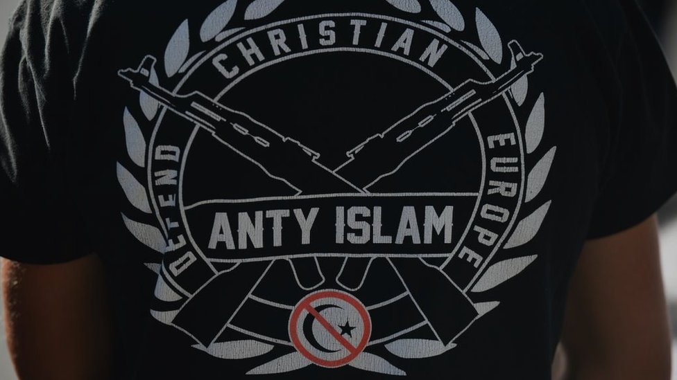 Američki izbori 2020: Šta Trampov poraz znači za „čvrste momke“ sa desnice 7 An anti-LGBT protester wears a t-shirt saying 'Anti-Islam, defend Christian Europe' in Poland, August 2020