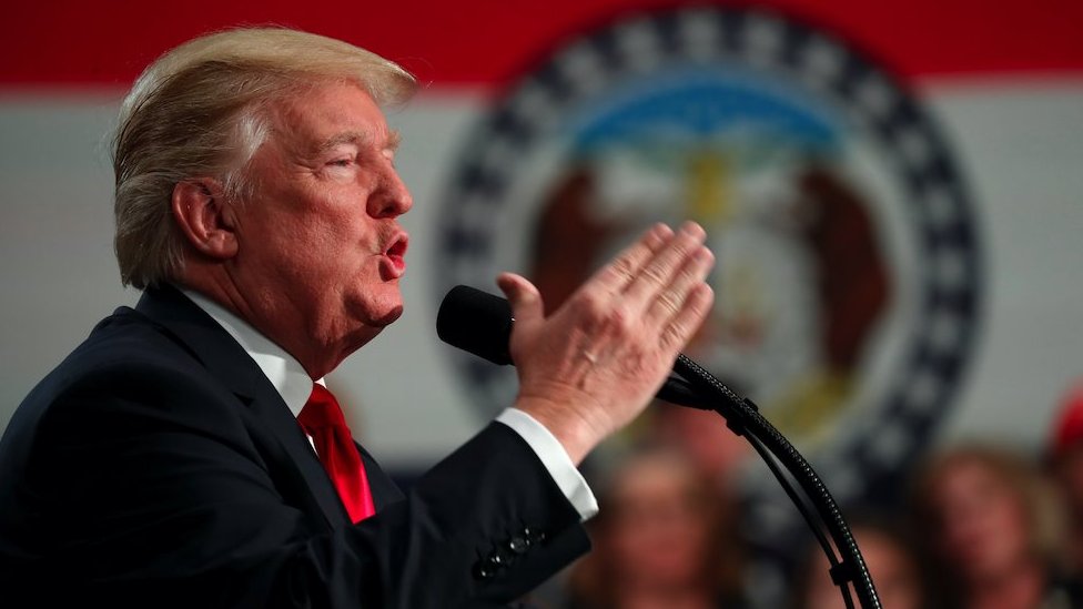 Američki izbori 2020: Šta Trampov poraz znači za „čvrste momke“ sa desnice 1 US President Donald Trump speaks during a visit to St Louis, Missouri on 29th November 2017