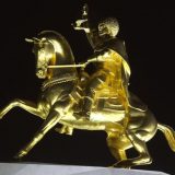 Životinje: Predsednik Turkmenistana otkrio džinovsku zlatnu statuu psa 4