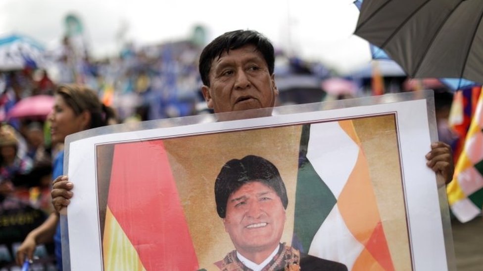 Bolivija i Evo Morales: Kako je bivši lider dočekan iz egzila 4 čovek sa slikom eva moralesa 11. novembra