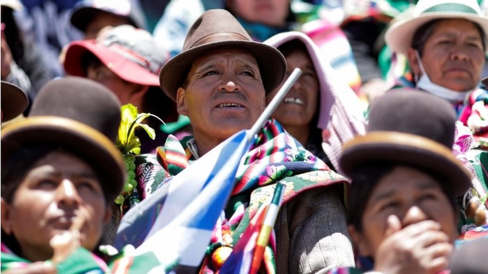Bolivija i Evo Morales: Kako je bivši lider dočekan iz egzila 7 Podržavaci su se okupili duž puta kojim je Morales prošao