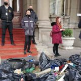 Aktivisti Jedan od pet miliona ostavili đubre sa Čukaričkog rukavca ispred Skupštine Beograda 11