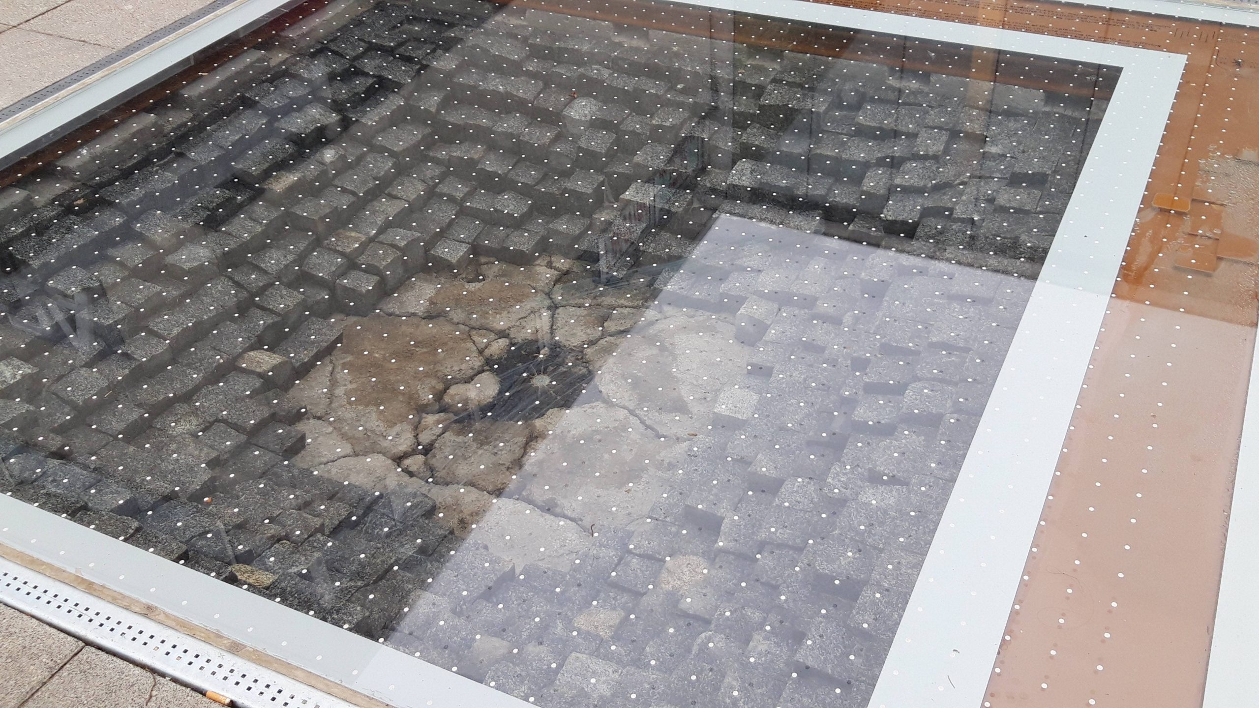 Granata ukopana u pločnik, novo spomen-obeležje u Vukovaru 1