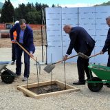 Uzeli subvencije, a sad dele otkaze 6