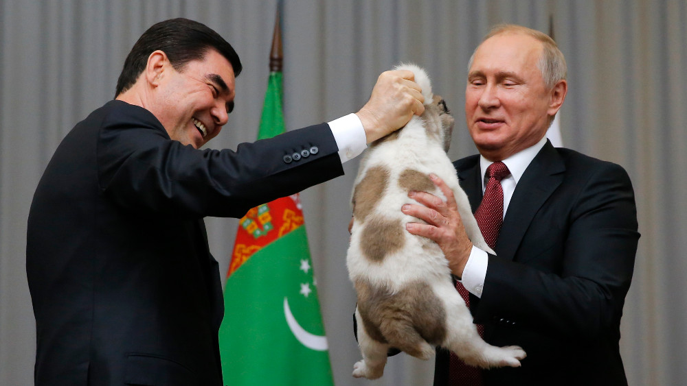 Predsednik Turkmenistana podigao zlatni spomenik psu 1