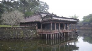 U Vijetnamu je u najnovijim poplavama za nedelju dana poginulo najmanje 90 ljudi, saopštilo je Ministarstvo zaštite životne sredine te zemlje u novom bilansu.

 

 