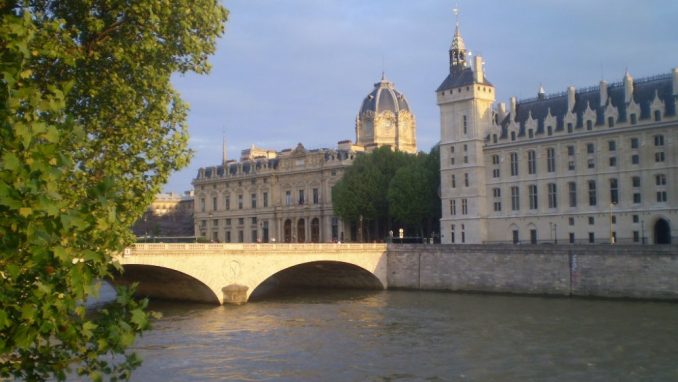 Pariz: O tri mosta i dva spomenika 1