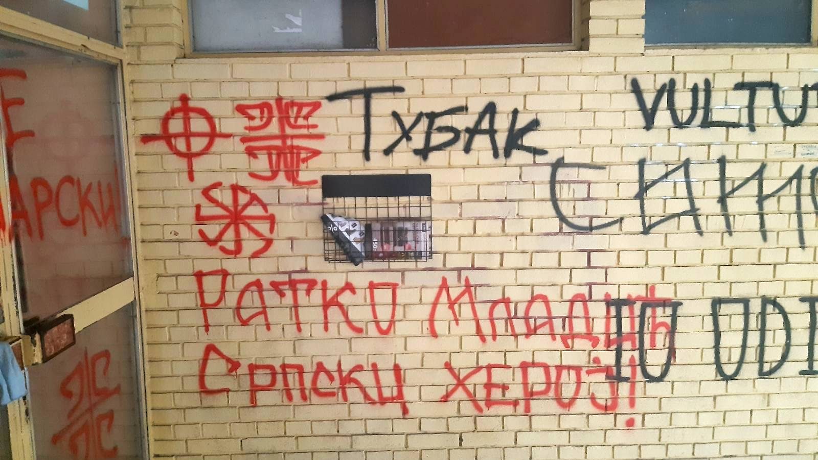 Prekrečeni grafiti mržnje u Novom Sadu na ulazu u zgradu gde živi novinar Gruhonjić 1