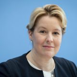 Nemačka ministarka prestaje da koristi doktorsku titulu zbog ispitivanja navoda o plagijatu 13