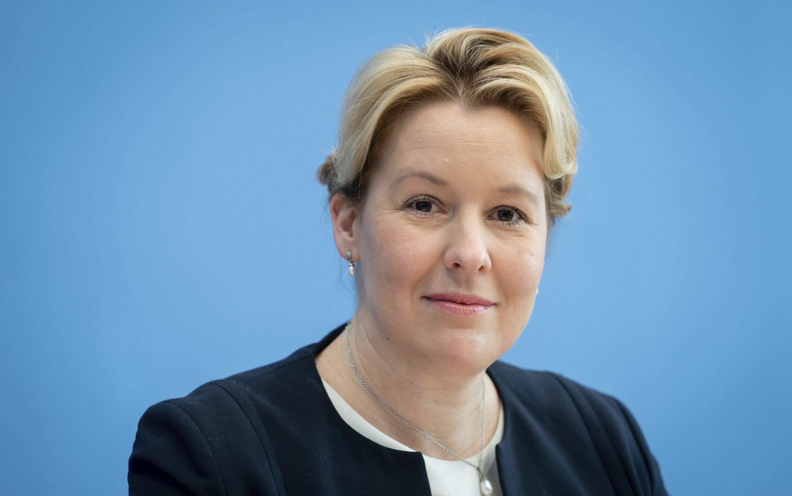 Nemačka ministarka prestaje da koristi doktorsku titulu zbog ispitivanja navoda o plagijatu 1