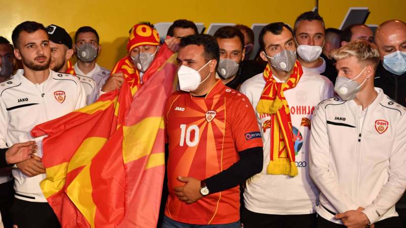 U dresu s brojem 10 premijer Zaev dočekao fudbalere na granici 1