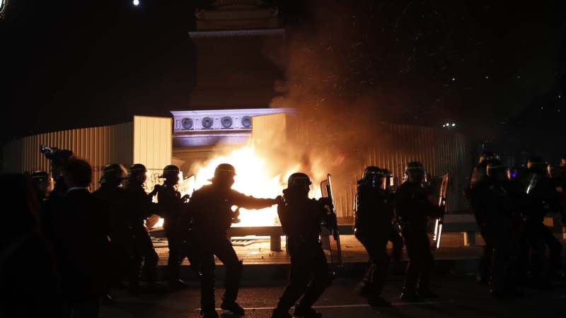 Sukobi demonstranata i policije u Parizu (VIDEO) 1