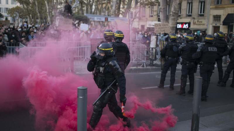 Hiljade na protestima u Francuskoj zbog zabrane slikanja policajaca 1